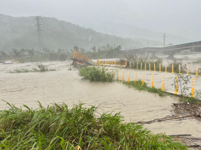 暴雨引發溪水暴漲「明里便道」沖毀! 鄉公所: 民眾勿外出加強防災